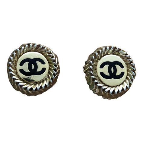 Orecchini Chanel: dai pendenti ai bottoni, tutti i modelli vintage 